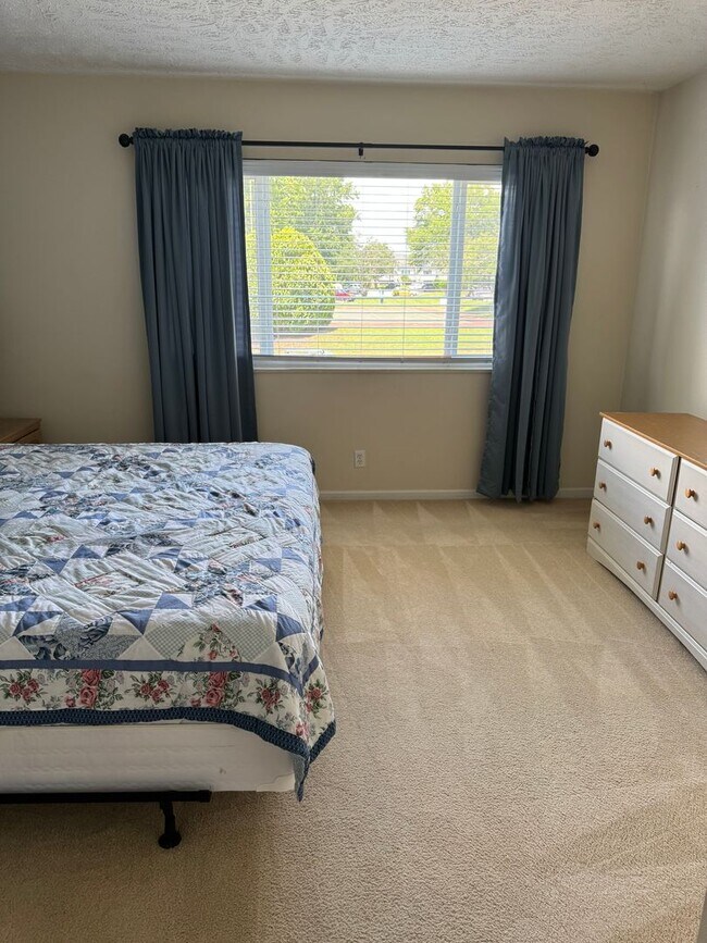 Building Photo - Affordable Lakeside Condo – 3 Bed, 1 Bath