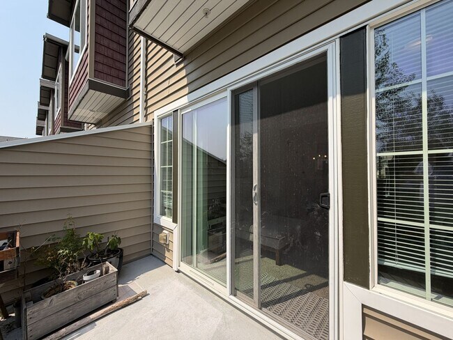 Building Photo - 10721 NE Gateway Pl