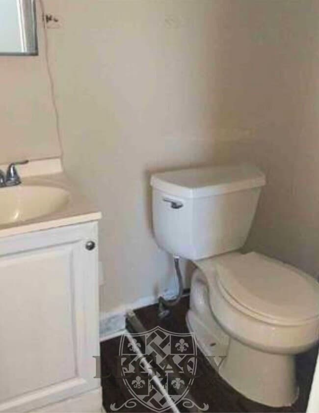 Building Photo - 210 W Lokey Ave