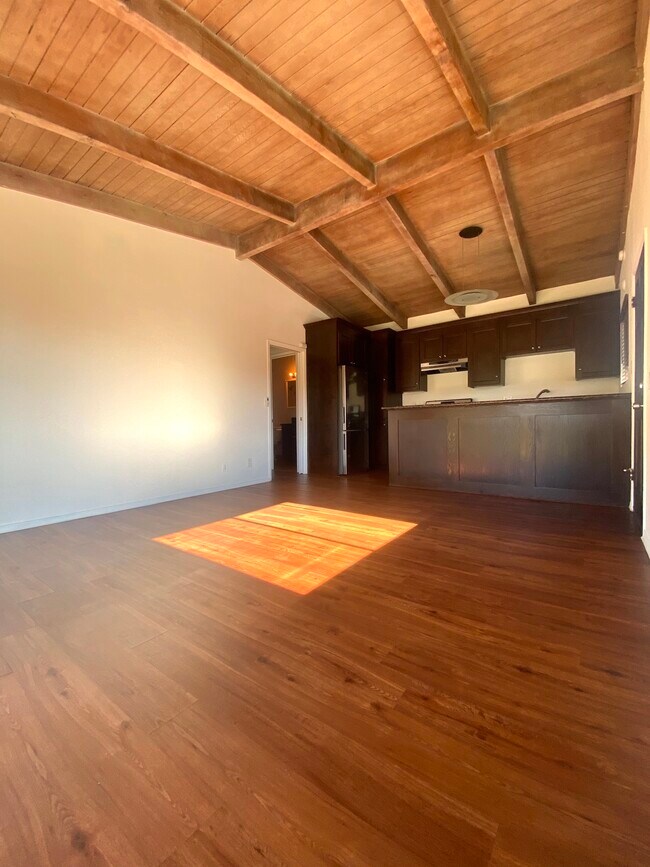 Building Photo - 2101 Ivar Ave