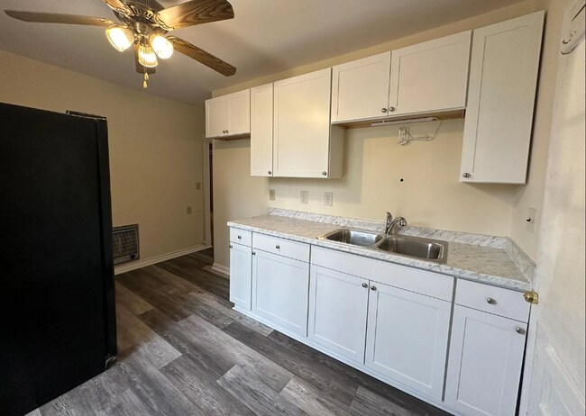 Building Photo - Freshly Painted 4 Bedroom Home