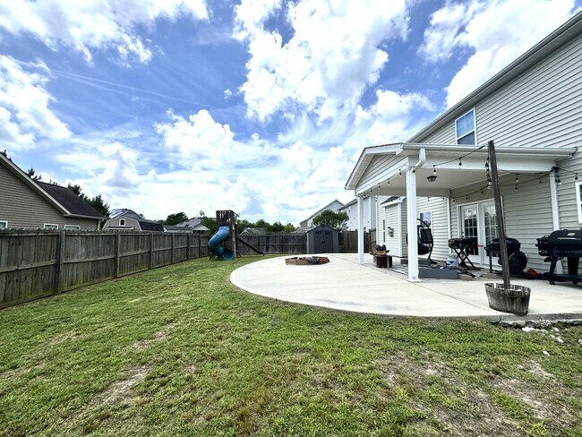 Building Photo - Beautiful Kitchen, Fenced Yard, Community Pool – Welcome Home!