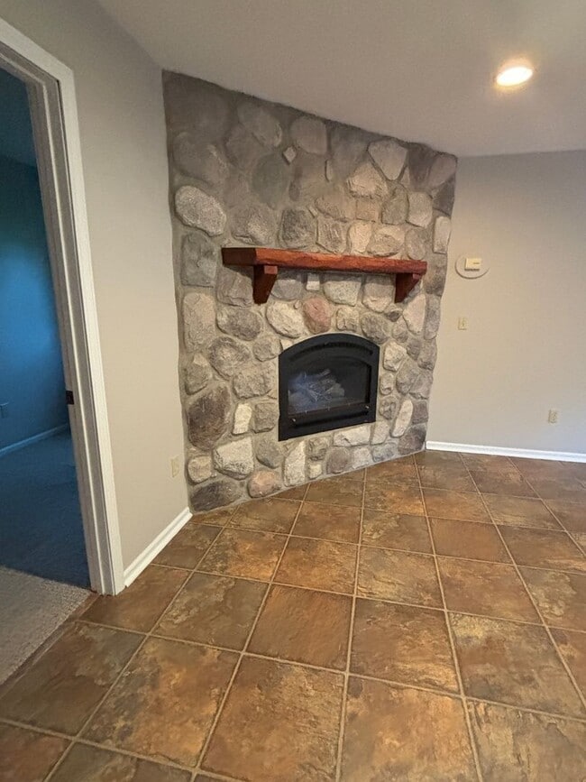 Building Photo - Spacious Home in Gaylord