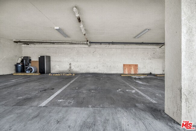 Building Photo - 1095 W 39th St