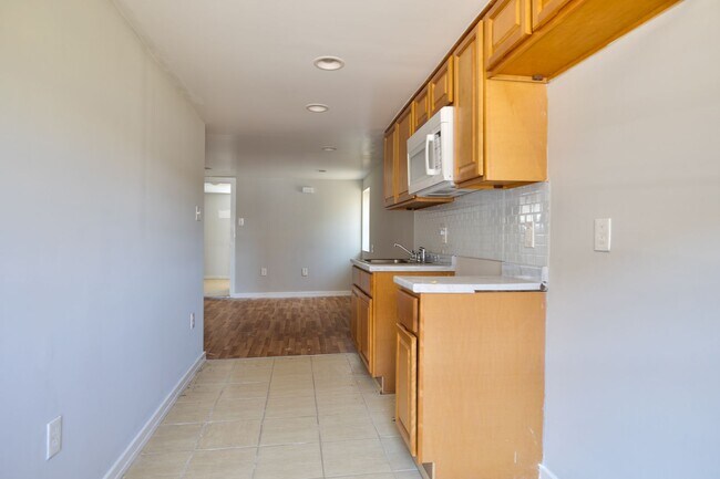 Building Photo - 1554 Beverly Rd