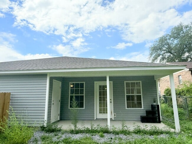Building Photo - Charming 2 Bed/2 Bath Duplex