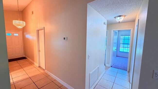 Building Photo - Bright 3/2 Home Near UCF with Vaulted Ceilings & Spacious Backyard!