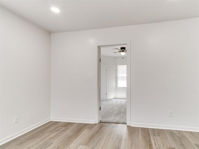 Building Photo - 2204 N Hood St