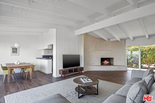 Building Photo - 9432 Sierra Mar Pl