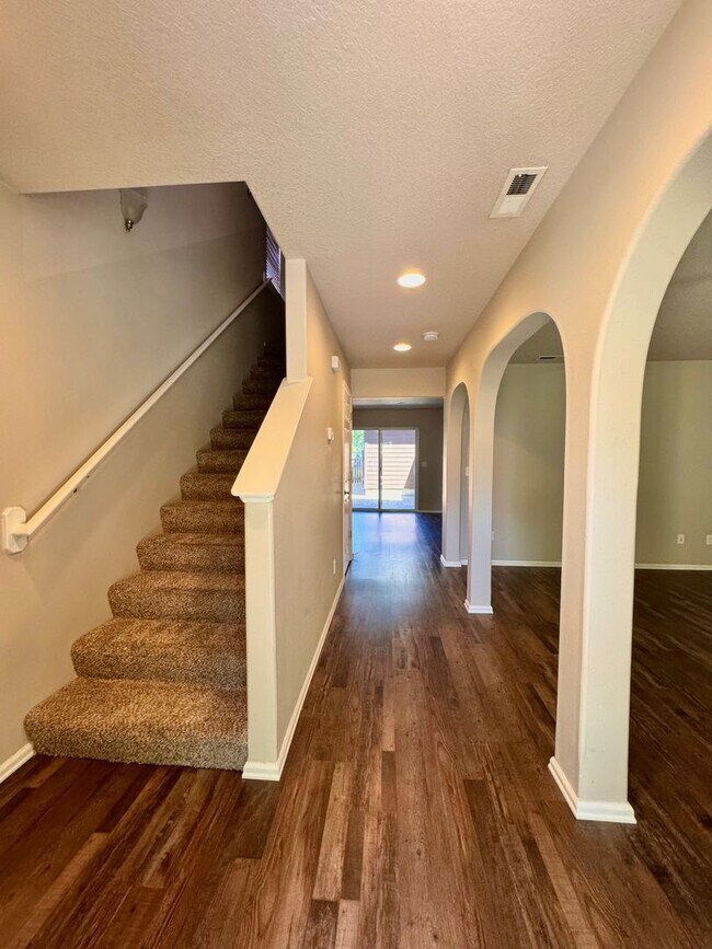 Building Photo - Beautiful Pet Friendly South Corvallis Home