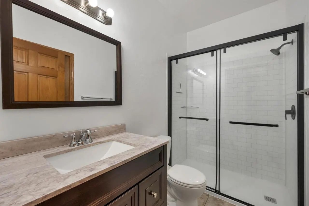 Building Photo - 969 Riverside Dr