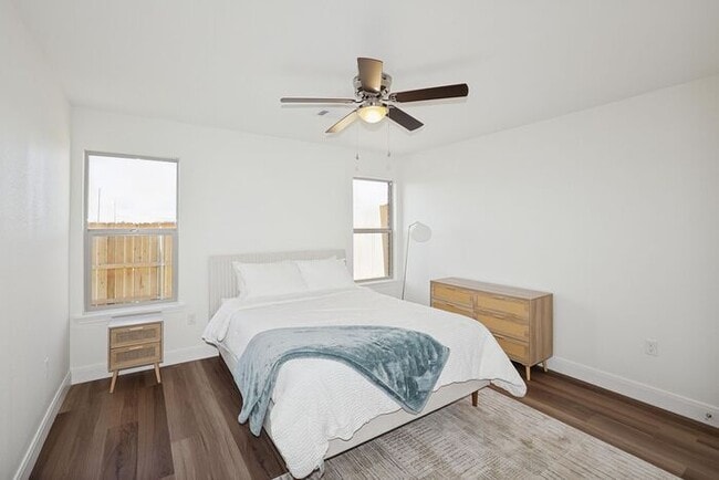 Building Photo - Furnished