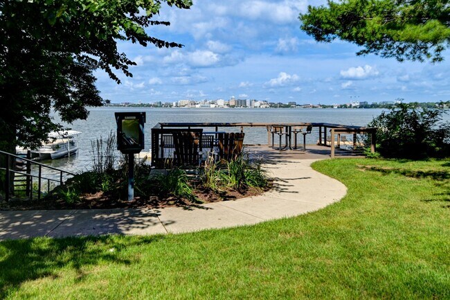 Building Photo - Charming 2-bed/1-bath Steps From Lake Monona