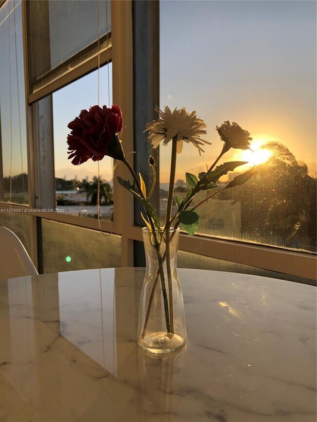 Building Photo - 900 Bay Dr