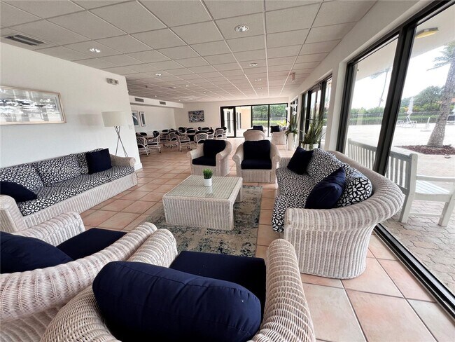 Building Photo - 2625 Collins Ave