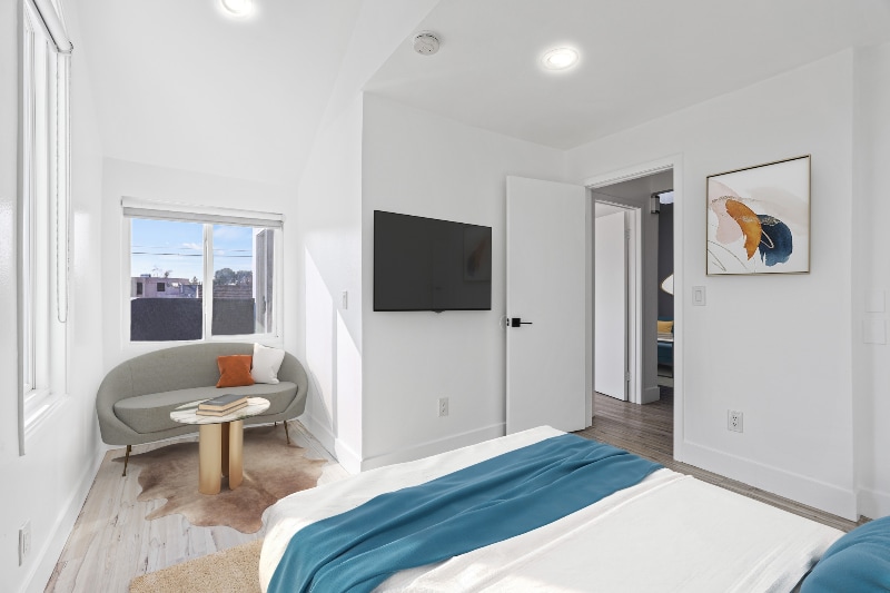 Building Photo - 850 N Van Ness Ave