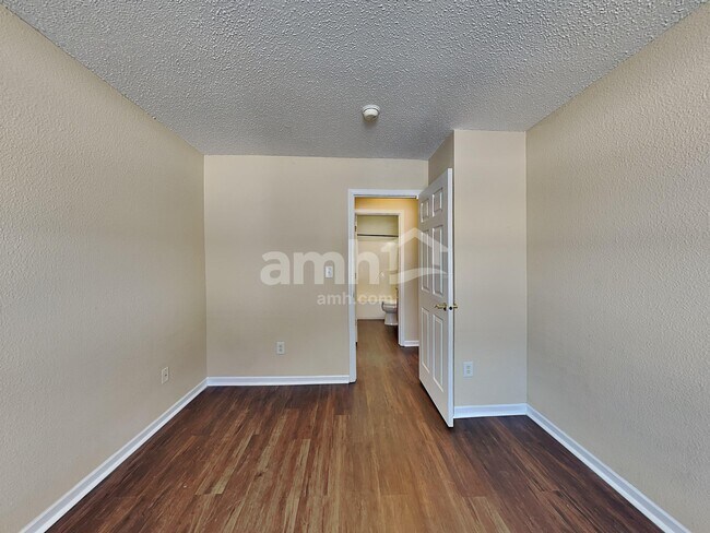 Building Photo - 8110 Red Barn Ct