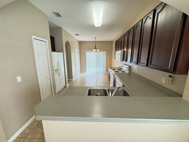 Building Photo - 5 Bedroom Townhome in Avalon Park! TESLA CHARGER INCLUDED!