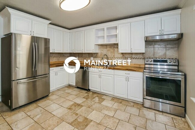 Building Photo - 3 Bedroom Pet-Friendly Home in KNOXVILLE, TN with Main Street Renewal