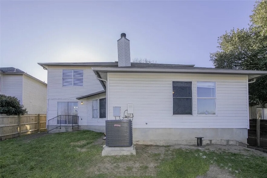 Building Photo - Room in House on Heyerdahl Dr