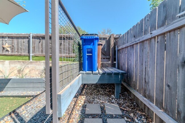 Building Photo - 1015 E Yager Ln