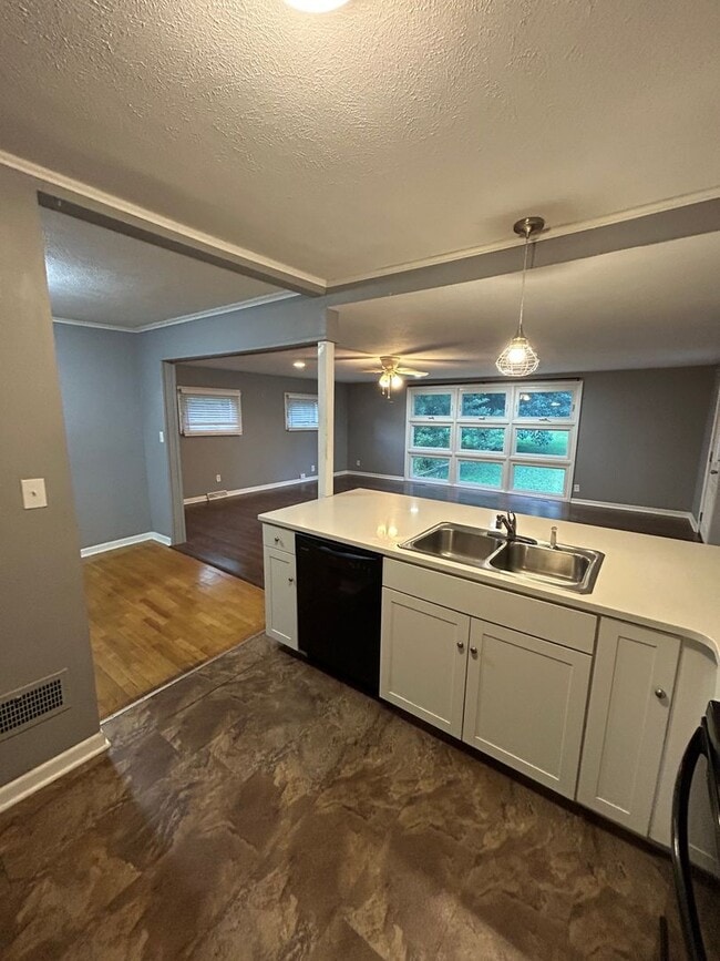 Building Photo - 3 Story Home Available Now Near Campus!