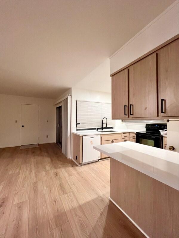 Building Photo - 10335 Larwin Ave