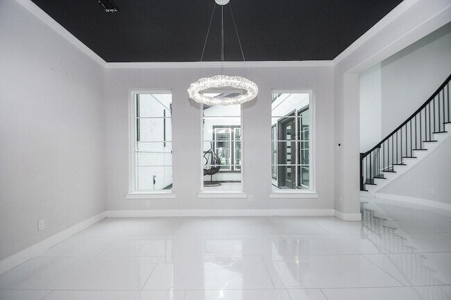 Building Photo - 10014 Oakwood Trl