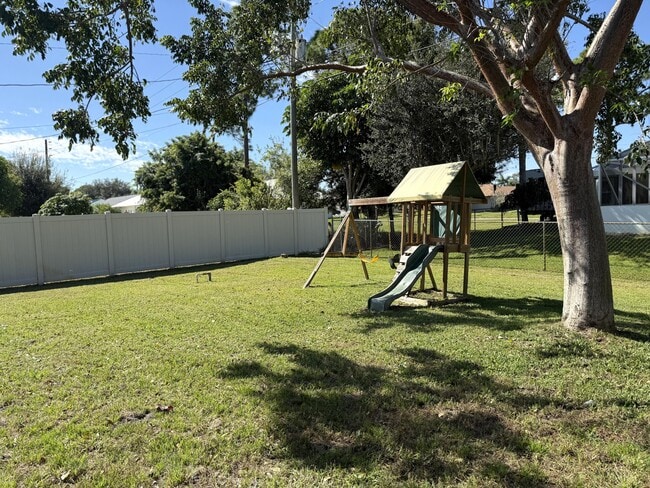 Building Photo - 1835 17th Ave SW