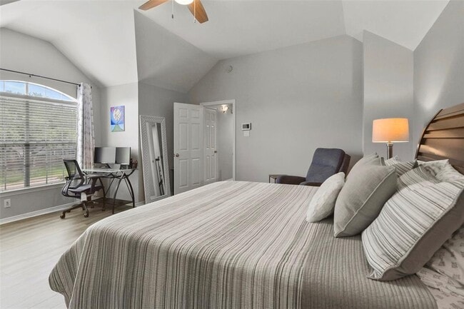 Building Photo - 1110 Enclave Square W