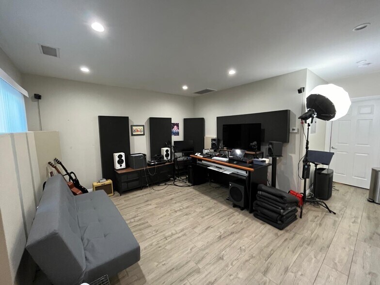 Building Photo - 839 E Santa Anita Ave