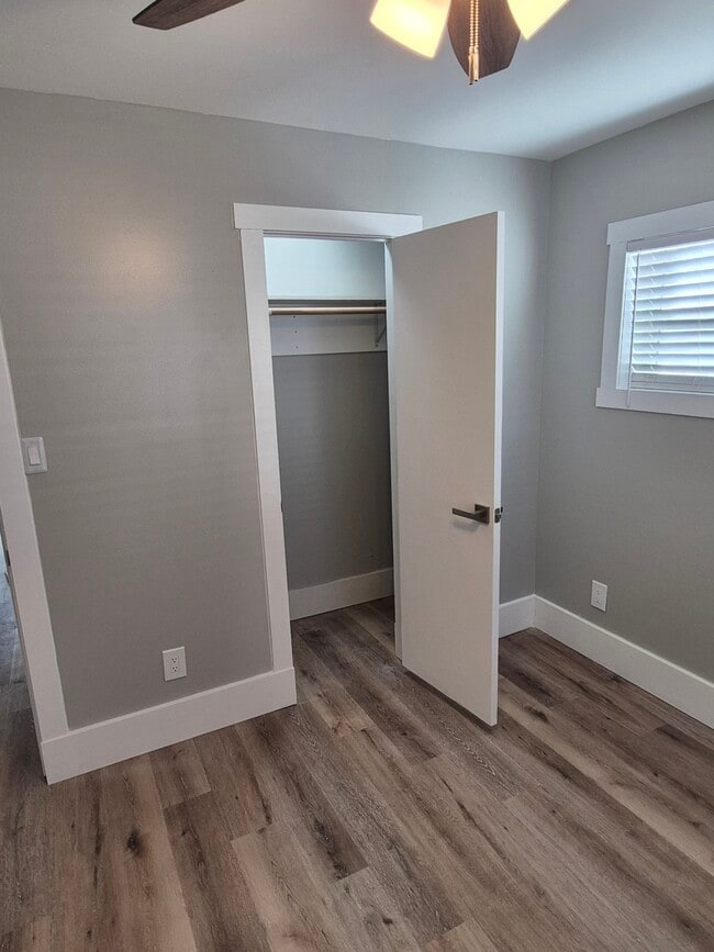 Building Photo - 509 Swan St