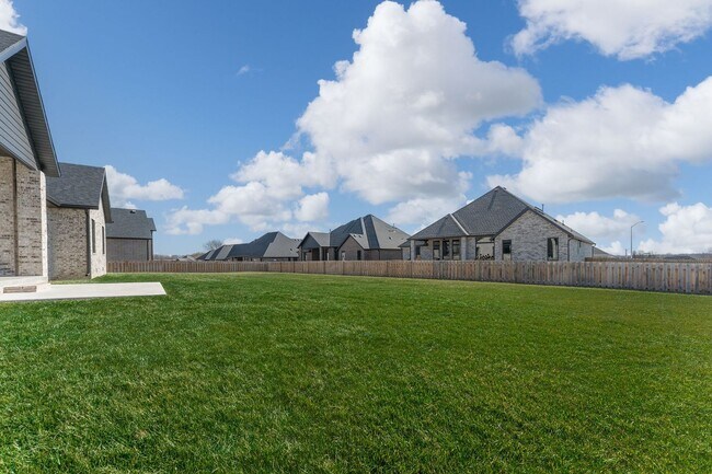 Building Photo - Gorgeous Rental in Wild House East Springfield
