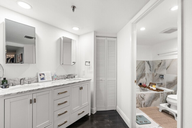 Building Photo - 520 Brickell Key Dr