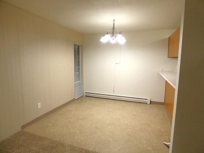 Building Photo - Rent Special: 1/2 Off April's Rent!! - Upstairs 2 Bedroom Unit