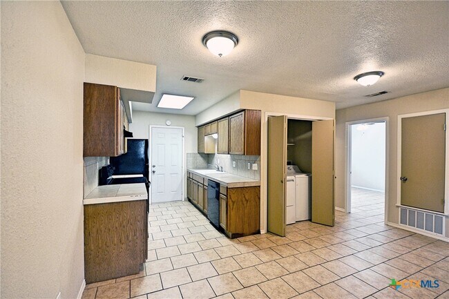 Building Photo - 525 Buttercup Ln