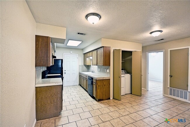 Building Photo - 527 Buttercup Ln