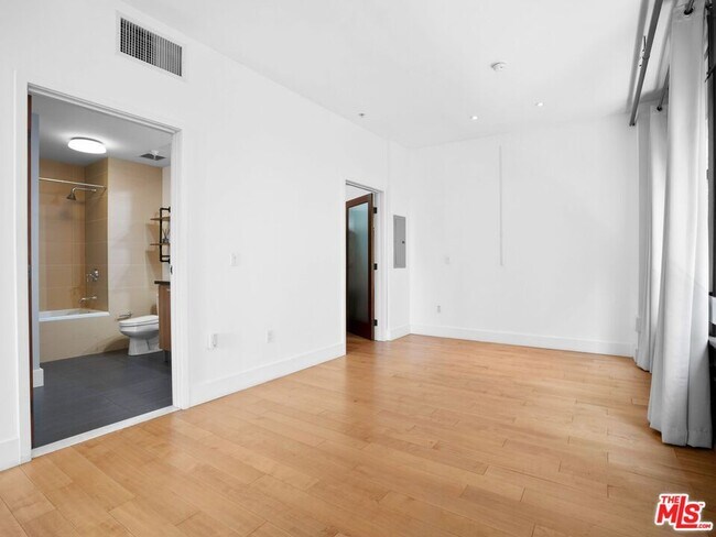Building Photo - 460 S Spring St