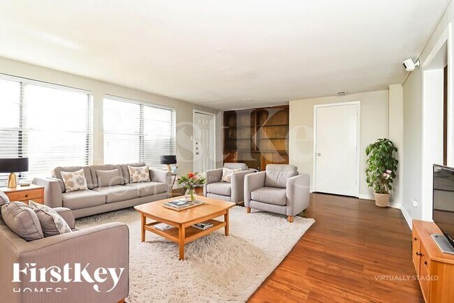 Building Photo - 3205 Hanover Dr