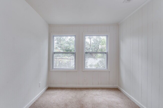 Building Photo - 4309 E Lincoln St