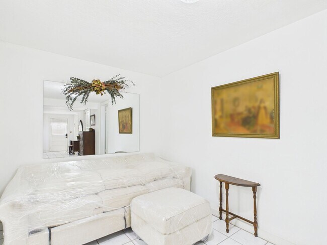 Building Photo - Quiet home in the central part of town