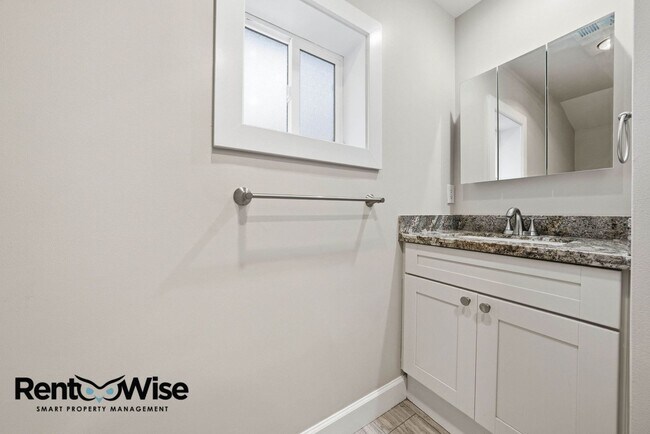 Building Photo - Chestnut Garden Patio Apartments