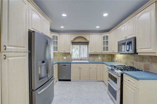Building Photo - 616 SW 11th Ct