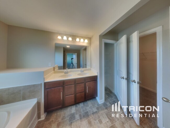 Building Photo - 3380 Baylor Cir