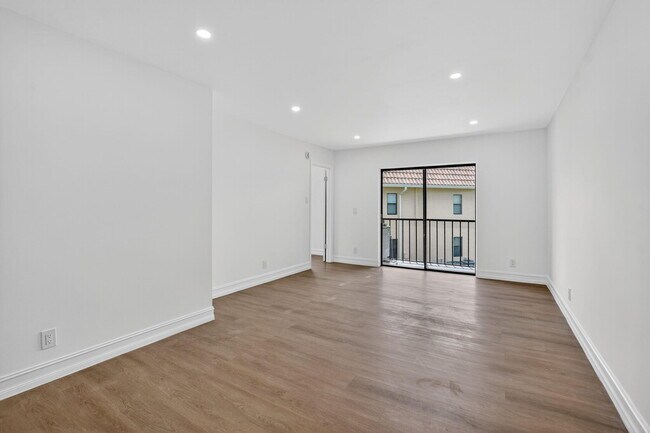Building Photo - 6820 Palmetto Cir S