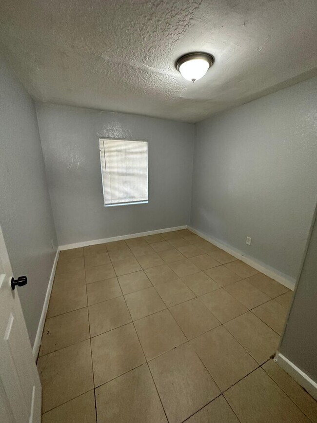 Building Photo - 310/312 Acosta St