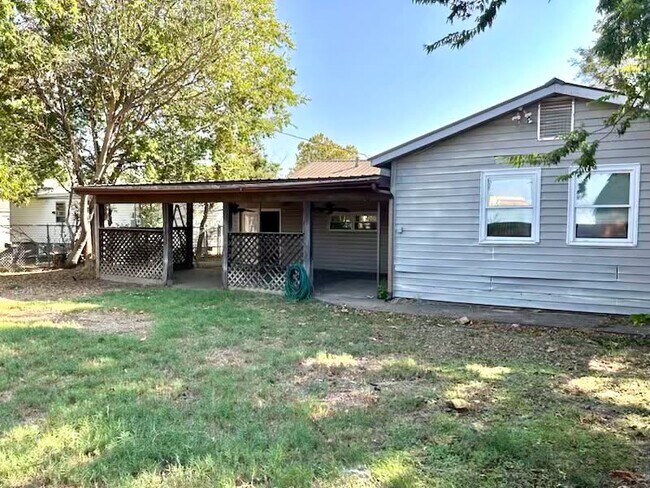 Building Photo - 1807 Comanche St