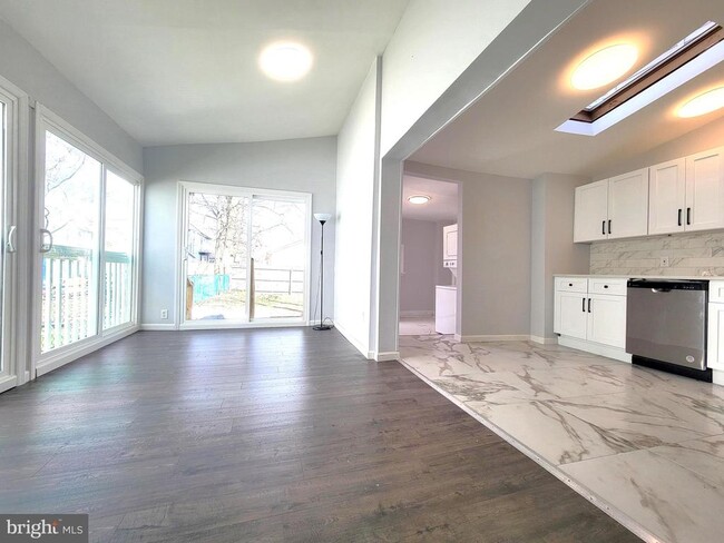 Primary Photo - 605 W 3rd St