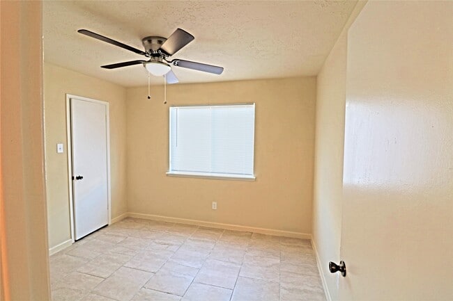 Building Photo - 7603 Loro Linda Dr