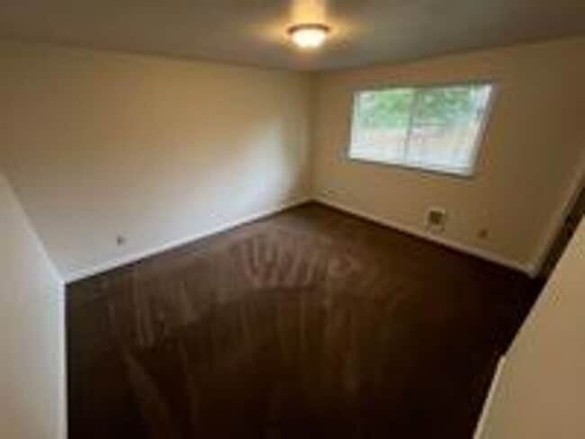 Building Photo - Charming Pet Friendly 2 Bedroom Duplex With Fenced Yard In Quiet Neighborhood!